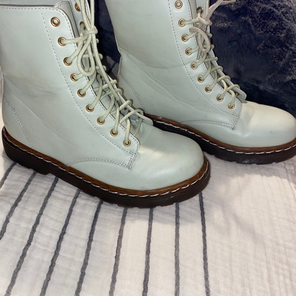 Boots - Picture 3 of 4